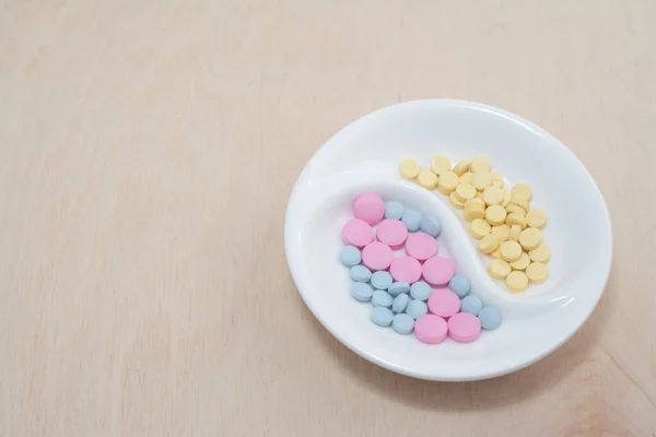 Plaat Met Gekleurde Pillen Tegen Vergiftiging Houten Achtergrond — Stockfoto