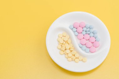 Coronavirüs tedavisi ve grip virüsü hapları konsepti