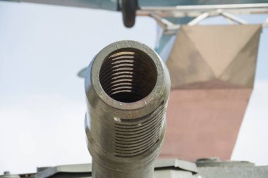 İkinci Dünya Savaşı 'ndan kalma bir Rus topunun namlusu.