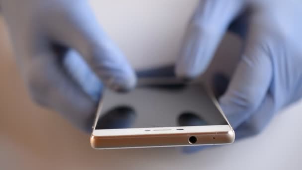 Manliga händer av medicalc läkare skriva SMS-meddelande på smartphone — Stockvideo