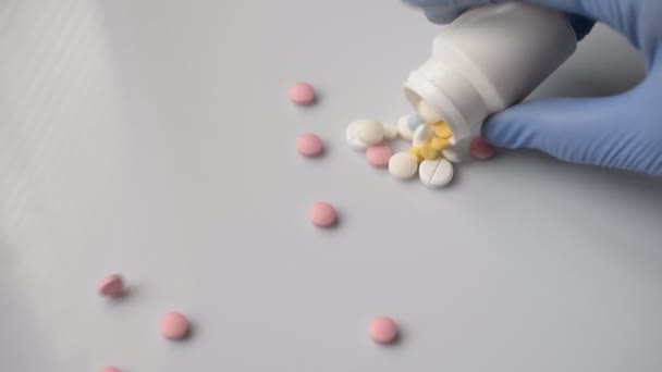 Docteur main vide sur une table transparente une bouteille médicale avec des pilules colorées 