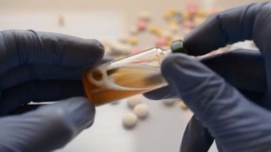 Bir doktorun eline opioid ağrı kesici enjekte etmek.