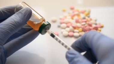 Antiviral bir ilacın enjekte edilmesi