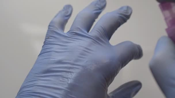 Médicos manos en guantes azules usando antiséptico, coronavirus concepto de protección — Vídeos de Stock