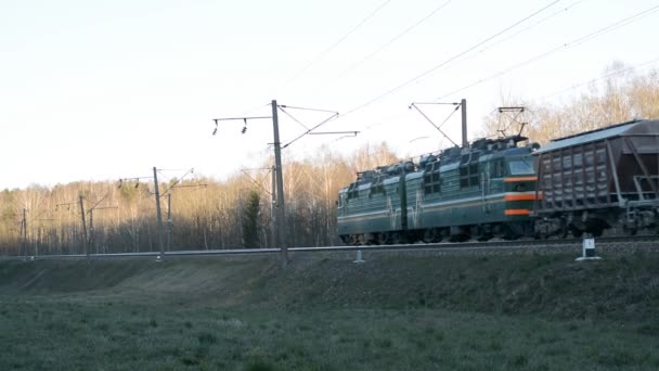 Goederenvervoer per spoor over bouwmaterialen in Rusland — Stockvideo