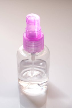 Beyaz arka planda antiseptik içeren plastik şişe.