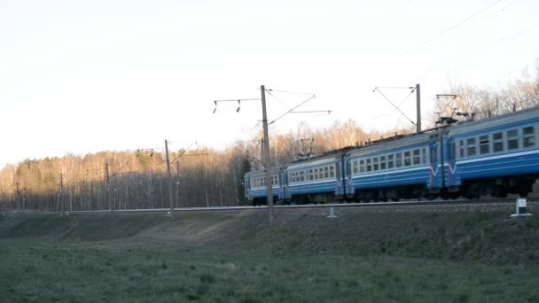 Pociąg pasażerski klasy ekonomicznej na Białorusi — Wideo stockowe