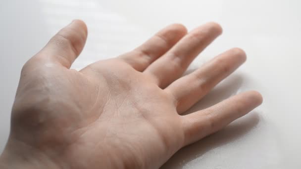 Fechar as mãos masculinas usando lavar a mão Alcohol spraye — Vídeo de Stock