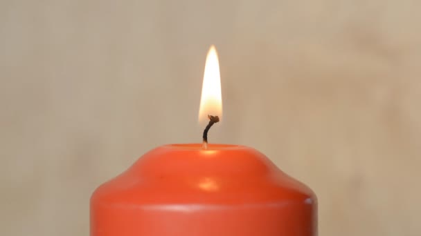 Пламя красной свечи — стоковое видео