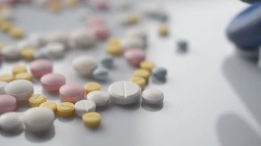 Doktorlar mavi eldiven verip renk haplarını sınıflandırıyorlar.