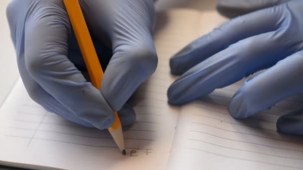 Doctors hands make a note with a pencil — Stock Video