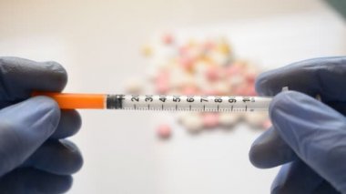 Doktorun elinde insülin şırıngası