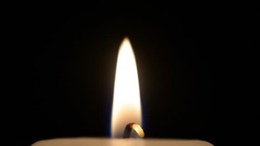 Siyah arkaplanda mum ışığına yakın çekim