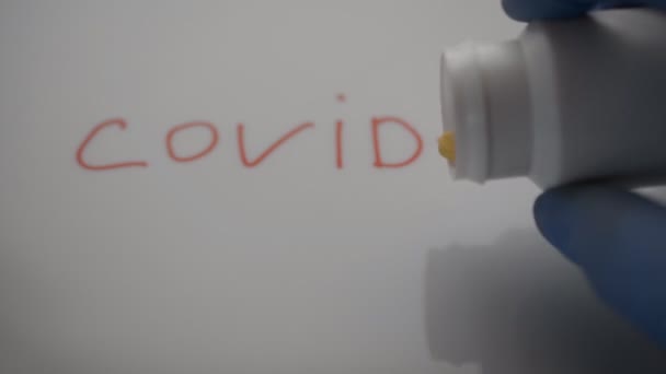 Inscription Covid-19 et un pot de pilules 