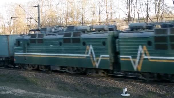 Rosyjski pociąg towarowy porusza się koleją wieczorem — Wideo stockowe