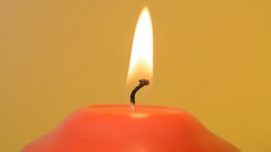 Sarı arka planda kırmızı mum alevi