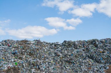 Kentsel ve endüstriyel bölgelerden ve mavi gökyüzünden gelen plastik atık dağı