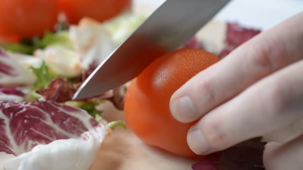 Mano de cocinero en rodajas de tomate — Vídeos de Stock