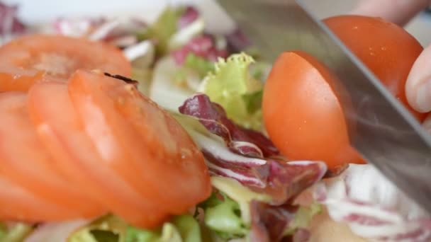 Vista frontal en rodajas de tomate fresco y jugoso — Vídeo de stock