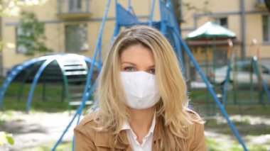 Rus sarışın portresi viral hastalıklara karşı tıbbi maske takıyor.
