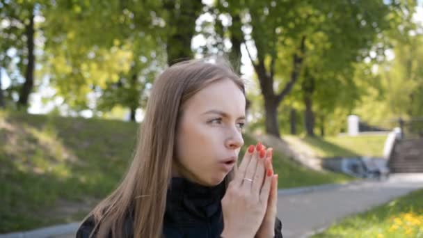 Портрет молодой привлекательной женщины кашляет на открытом воздухе — стоковое видео