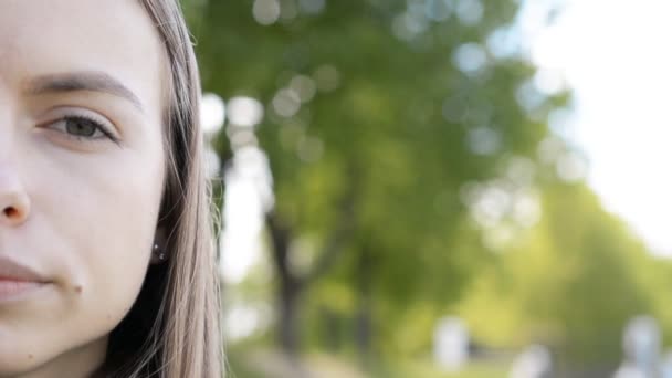 Metade branca rosto feminino ao ar livre — Vídeo de Stock