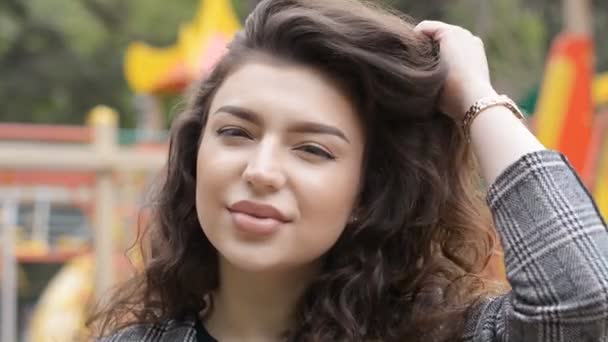 Портрет красивой девушки с большими губами и вьющимися каштановыми волосами — стоковое видео