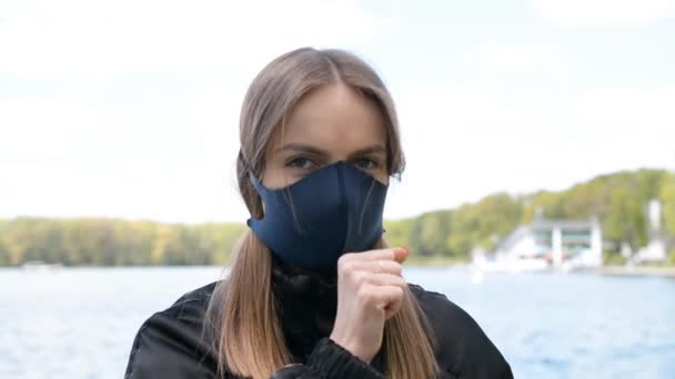 Mujer sintiéndose enferma en el parque al aire libre, retrato de tos — Vídeos de Stock