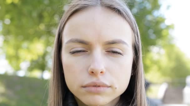 Portrait en gros plan de jeune femme bouclée souriante : portrait extérieur de femme insouciante — Video