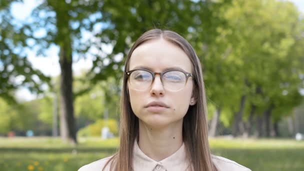 Jolie caucasien étudiant fille posant et regardant caméra — Video