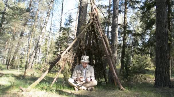 Un homme se cache d'une pandémie de coronavirus dans la forêt et tente de commander la livraison de nourriture via son smartphone — Video