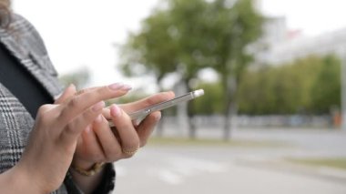 İş kadını elleri yazı yazıyor.