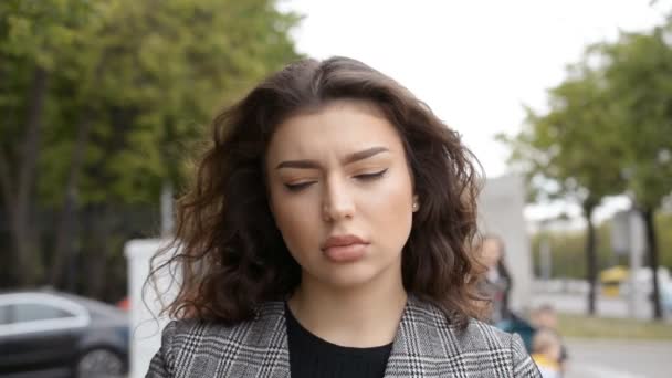 Szomorú üzleti női portré a szabadban — Stock videók
