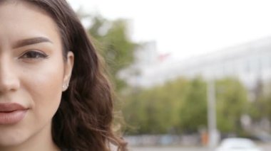 Yarım yüzlü, beyaz bir kadın.