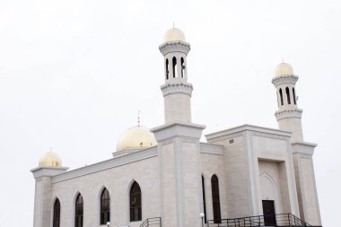 Müslüman beyaz camisi, gökyüzü arka planında cami.