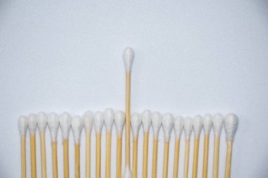 Açık ve koyu arkaplanda küçük temizleyiciler ve yan görünüm.