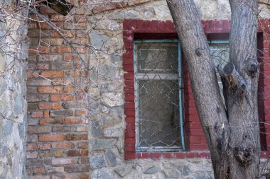 Kale penceresi, eski kale penceresi çerçevesi.