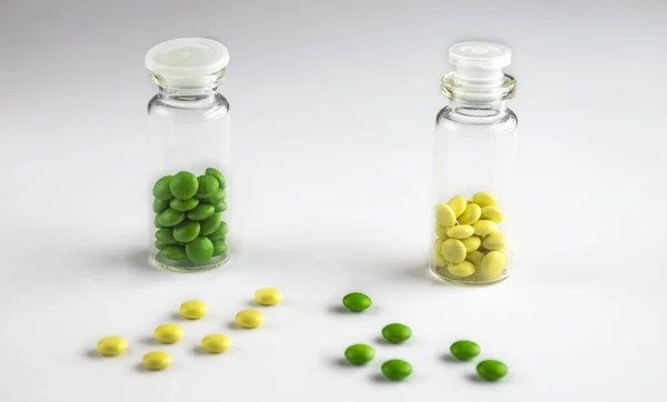 Pílulas Multi Coloridas Fundo Branco Cápsulas Com Pílulas — Fotografia de Stock