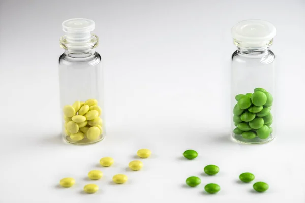 Pílulas Multi Coloridas Fundo Branco Cápsulas Com Pílulas — Fotografia de Stock