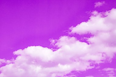 Gökyüzü arkaplanı, gökyüzündeki beyaz bulutlar yakın plan.