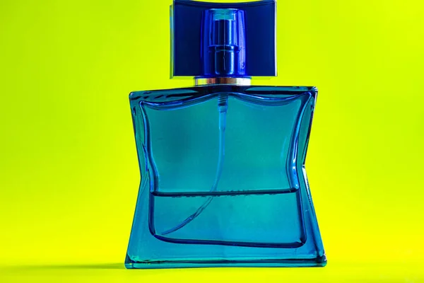 Frascos Perfume Fundo Verde Sem Mãos — Fotografia de Stock