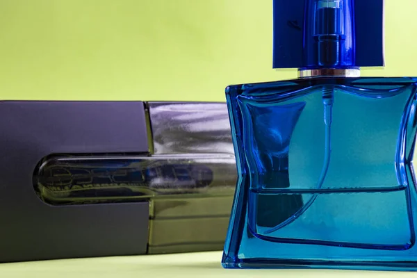 Flacons Parfum Sur Fond Vert Sans Mains — Photo