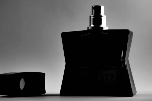 Silhouette Una Bottiglia Nera Con Profumo Foto Perfetta Sfondo Pubblicità — Foto Stock