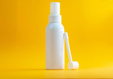 Turuncu arka plandaki salgı bezlerinin iltihaplanmasına karşı sprey..