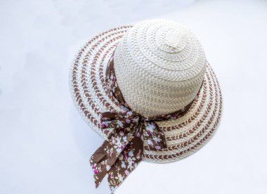 Hafif arka planda bir şapka, arka planda bir fotoğraf ve çok daha fazlası..