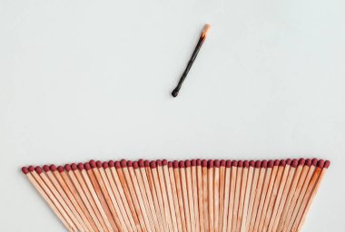 Beyaz bir arkaplanda eşleşmeler var. Yanmış bir kibrit..