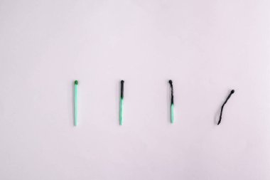 Kibrit. Kibritlere yaşlı adam bakışı, hayatın sona ermesi.