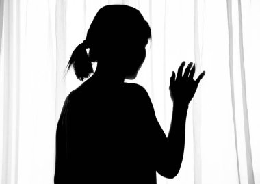 Penceredeki kız şafakla tanışır, günaydın..