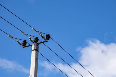 Gökyüzüne karşı elektrik direği, elektrik kablosu.