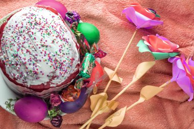 Bir fincan tabağında Paskalya, Paskalya yumurtası.